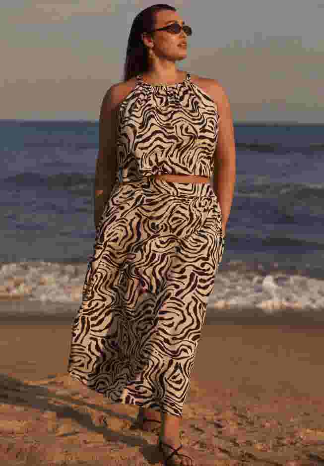 Patterned Cropped Halter Top image number 4
